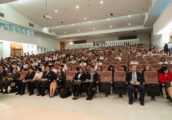 นักศึกษาเข้าร่วมงานพิธีมอบรางวัลยอดเยี่ยม ทุนการศึกษาบุคคลและองค์กรดีเด่นทางวิทยาศาสตร์ ประจำปีที่ 48 พ.ศ.2558