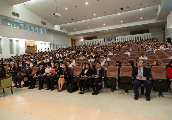 นักศึกษาเข้าร่วมงานพิธีมอบรางวัลยอดเยี่ยม ทุนการศึกษาบุคคลและองค์กรดีเด่นทางวิทยาศาสตร์ ประจำปีที่ 48 พ.ศ.2558