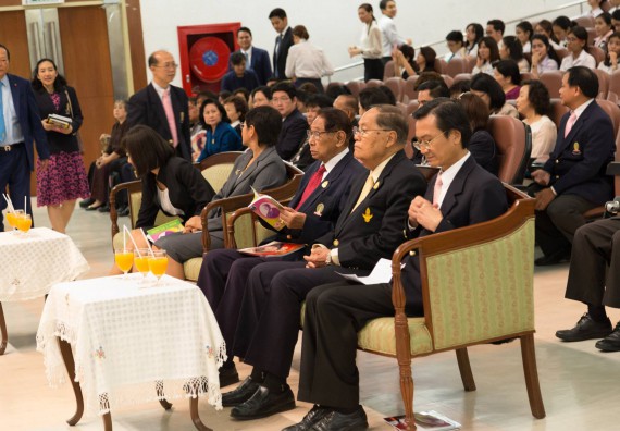 นักศึกษาเข้าร่วมงานพิธีมอบรางวัลยอดเยี่ยม ทุนการศึกษาบุคคลและองค์กรดีเด่นทางวิทยาศาสตร์ ประจำปีที่ 48 พ.ศ.2558