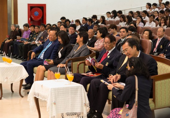 นักศึกษาเข้าร่วมงานพิธีมอบรางวัลยอดเยี่ยม ทุนการศึกษาบุคคลและองค์กรดีเด่นทางวิทยาศาสตร์ ประจำปีที่ 48 พ.ศ.2558