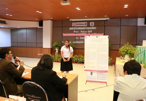 การนำเสนอโปสเตอร์ของนักศึกษาในงานประชุมวิชาการด้านวิทยาศาสตร์ 2559