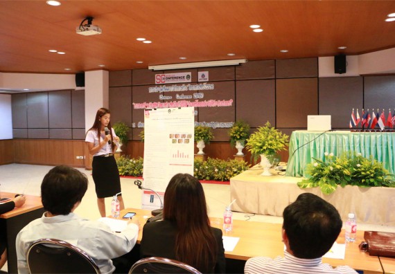 การนำเสนอโปสเตอร์ของนักศึกษาในงานประชุมวิชาการด้านวิทยาศาสตร์ 2559
