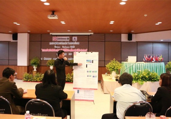 การนำเสนอโปสเตอร์ของนักศึกษาในงานประชุมวิชาการด้านวิทยาศาสตร์ 2559