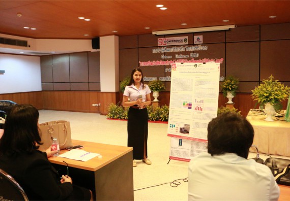 การนำเสนอโปสเตอร์ของนักศึกษาในงานประชุมวิชาการด้านวิทยาศาสตร์ 2559