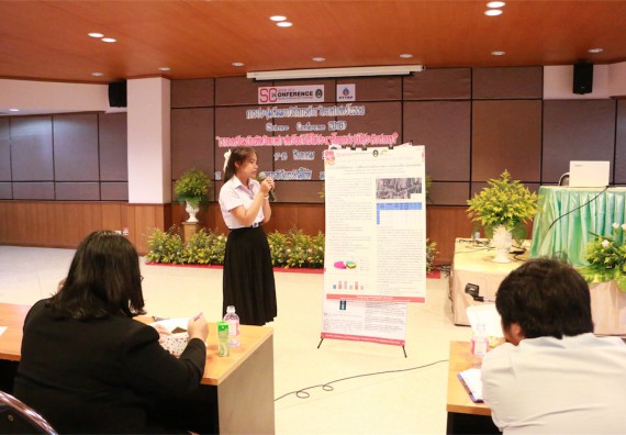 การนำเสนอโปสเตอร์ของนักศึกษาในงานประชุมวิชาการด้านวิทยาศาสตร์ 2559
