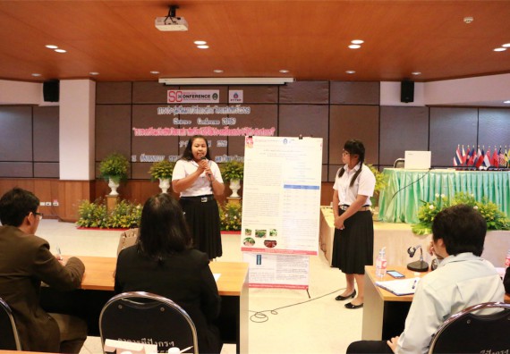 การนำเสนอโปสเตอร์ของนักศึกษาในงานประชุมวิชาการด้านวิทยาศาสตร์ 2559