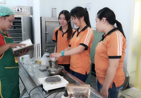 โปรแกรมวิชาวิทยาศาสตร์และเทคโนโลยีการอาหาร ได้มีการอบรมเชิงปฏิบัติการเพื่อถ่ายทอดผลงานวิจัยสู่ชุมชน