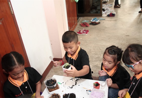 คณะวิทยาศาสตร์และเทคโนโลยี ได้จัดกิจกรรมค่ายวิทยาศาสตร์โรงเรียนสาธิตฯ ระดับชั้นประถมศึกษา ปีที่1-3