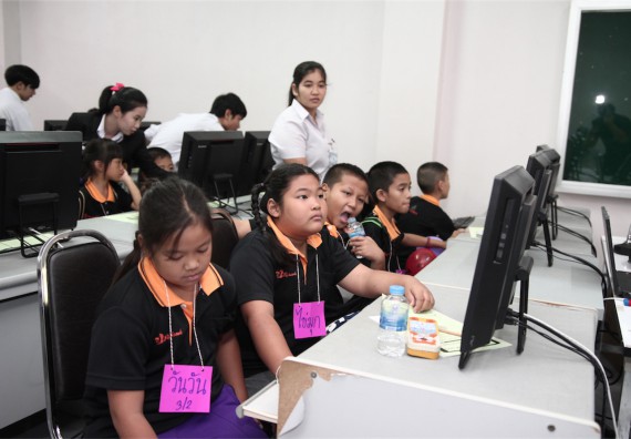 คณะวิทยาศาสตร์และเทคโนโลยี ได้จัดกิจกรรมค่ายวิทยาศาสตร์โรงเรียนสาธิตฯ ระดับชั้นประถมศึกษา ปีที่1-3