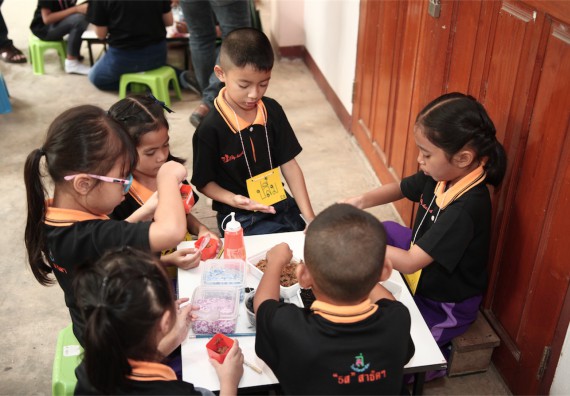 คณะวิทยาศาสตร์และเทคโนโลยี ได้จัดกิจกรรมค่ายวิทยาศาสตร์โรงเรียนสาธิตฯ ระดับชั้นประถมศึกษา ปีที่1-3