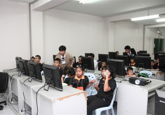 คณะวิทยาศาสตร์และเทคโนโลยี ได้จัดกิจกรรมค่ายวิทยาศาสตร์โรงเรียนสาธิตฯ ระดับชั้นประถมศึกษา ปีที่1-3