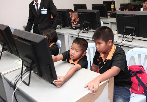 คณะวิทยาศาสตร์และเทคโนโลยี ได้จัดกิจกรรมค่ายวิทยาศาสตร์โรงเรียนสาธิตฯ ระดับชั้นประถมศึกษา ปีที่1-3