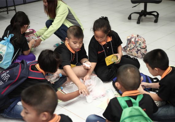 คณะวิทยาศาสตร์และเทคโนโลยี ได้จัดกิจกรรมค่ายวิทยาศาสตร์โรงเรียนสาธิตฯ ระดับชั้นประถมศึกษา ปีที่1-3