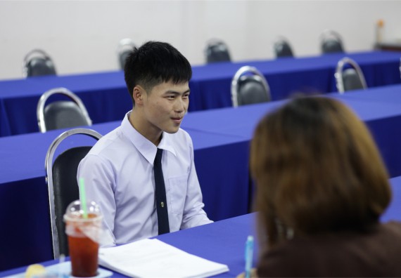 คณะวิทยาศาสตร์และเทคโนโลยี แต่งตั้งคณะกรรมการเพื่อสัมภาษณ์ทุนการศึกษา คุณวาสนา