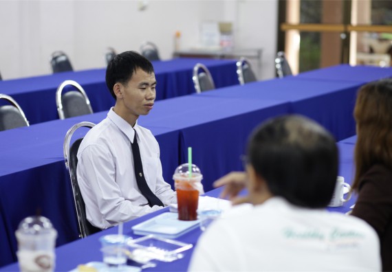 คณะวิทยาศาสตร์และเทคโนโลยี แต่งตั้งคณะกรรมการเพื่อสัมภาษณ์ทุนการศึกษา คุณวาสนา