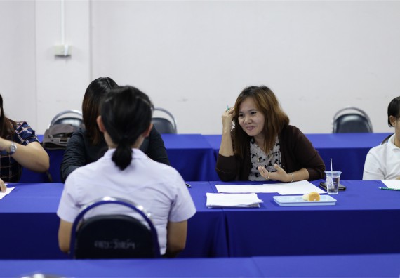 คณะวิทยาศาสตร์และเทคโนโลยี แต่งตั้งคณะกรรมการเพื่อสัมภาษณ์ทุนการศึกษา คุณวาสนา