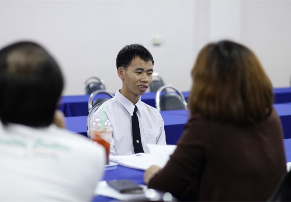 คณะวิทยาศาสตร์และเทคโนโลยี แต่งตั้งคณะกรรมการเพื่อสัมภาษณ์ทุนการศึกษา คุณวาสนา