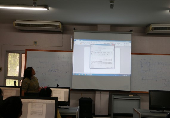 โปรแกรมวิชาฟิสิกส์ ได้มีการจัดการอบรมเชิงปฏิบัติการ เรื่อง เสริมทักษะทางเทคโนโลยี เรื่อง เทคนิคการใช้ Microsoft office เพื่อการผลิตงานทางวิทยาศาสตร์