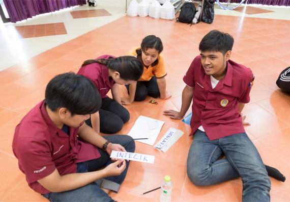 โปรแกรมวิชาฟิสิกส์ จัดกิจกรรมแลกเปลี่ยนเรียนรู้การติดตามการใช้ภาษาอังกฤษหลังการอบรม