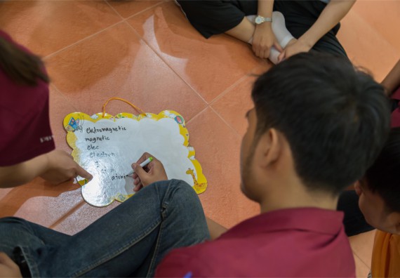 โปรแกรมวิชาฟิสิกส์ จัดกิจกรรมแลกเปลี่ยนเรียนรู้การติดตามการใช้ภาษาอังกฤษหลังการอบรม