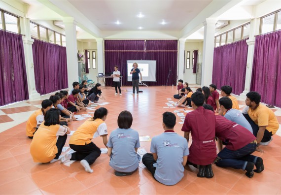 โปรแกรมวิชาฟิสิกส์ จัดกิจกรรมแลกเปลี่ยนเรียนรู้การติดตามการใช้ภาษาอังกฤษหลังการอบรม