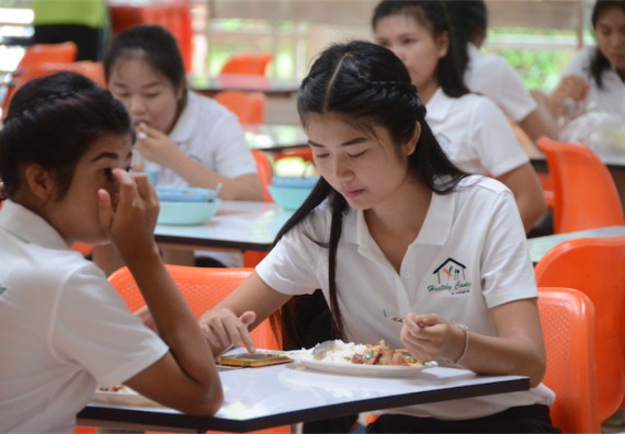 อบรม เรื่อง การทำอาหารเพื่อสุขภาพสำหรับการให้บริการในโรงอาหาร