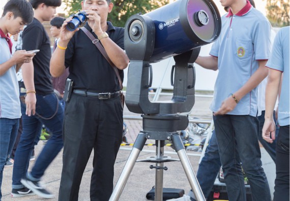 ภาพกิจกรรม ศูนย์วิทยาศาสตร์และวิทยาศาสตร์ประยุกต์ จัดกิจกรรมบริการวิชาการชมปรากฏการณ์ Super full moon ขึ้น