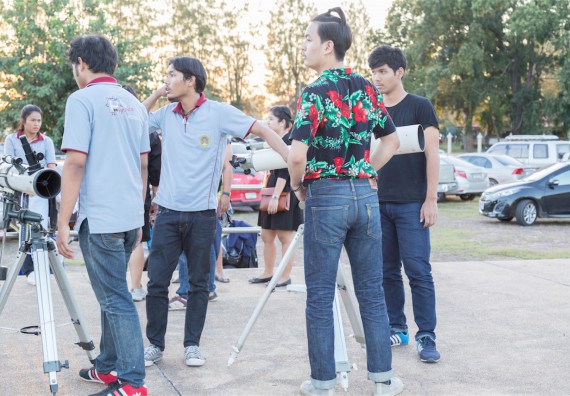 ภาพกิจกรรม ศูนย์วิทยาศาสตร์และวิทยาศาสตร์ประยุกต์ จัดกิจกรรมบริการวิชาการชมปรากฏการณ์ Super full moon ขึ้น