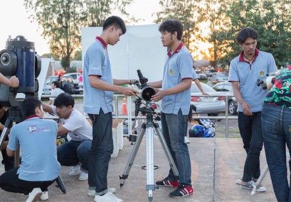 ภาพกิจกรรม ศูนย์วิทยาศาสตร์และวิทยาศาสตร์ประยุกต์ จัดกิจกรรมบริการวิชาการชมปรากฏการณ์ Super full moon ขึ้น