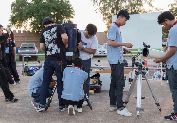 ภาพกิจกรรม ศูนย์วิทยาศาสตร์และวิทยาศาสตร์ประยุกต์ จัดกิจกรรมบริการวิชาการชมปรากฏการณ์ Super full moon ขึ้น