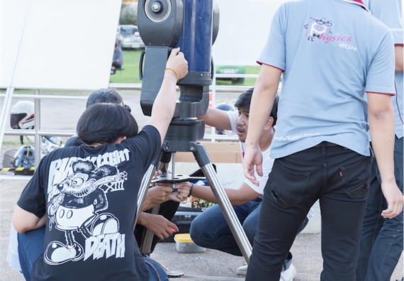 ภาพกิจกรรม ศูนย์วิทยาศาสตร์และวิทยาศาสตร์ประยุกต์ จัดกิจกรรมบริการวิชาการชมปรากฏการณ์ Super full moon ขึ้น