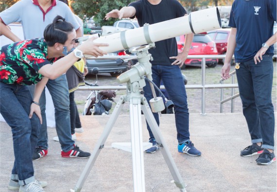 ภาพกิจกรรม ศูนย์วิทยาศาสตร์และวิทยาศาสตร์ประยุกต์ จัดกิจกรรมบริการวิชาการชมปรากฏการณ์ Super full moon ขึ้น