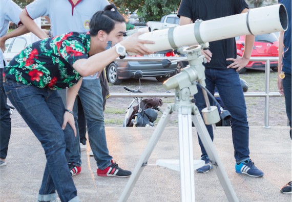 ภาพกิจกรรม ศูนย์วิทยาศาสตร์และวิทยาศาสตร์ประยุกต์ จัดกิจกรรมบริการวิชาการชมปรากฏการณ์ Super full moon ขึ้น