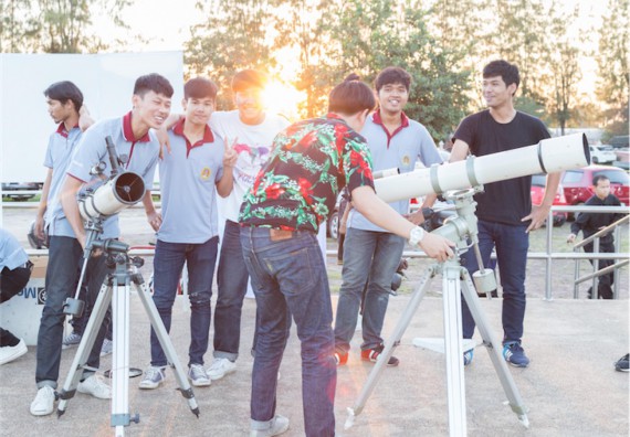 ภาพกิจกรรม ศูนย์วิทยาศาสตร์และวิทยาศาสตร์ประยุกต์ จัดกิจกรรมบริการวิชาการชมปรากฏการณ์ Super full moon ขึ้น