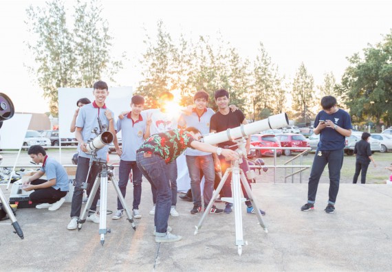 ภาพกิจกรรม ศูนย์วิทยาศาสตร์และวิทยาศาสตร์ประยุกต์ จัดกิจกรรมบริการวิชาการชมปรากฏการณ์ Super full moon ขึ้น