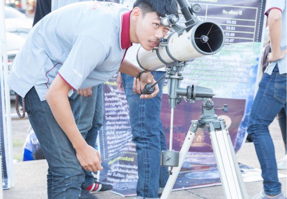 ภาพกิจกรรม ศูนย์วิทยาศาสตร์และวิทยาศาสตร์ประยุกต์ จัดกิจกรรมบริการวิชาการชมปรากฏการณ์ Super full moon ขึ้น