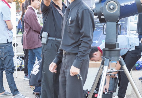 ภาพกิจกรรม ศูนย์วิทยาศาสตร์และวิทยาศาสตร์ประยุกต์ จัดกิจกรรมบริการวิชาการชมปรากฏการณ์ Super full moon ขึ้น