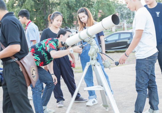ภาพกิจกรรม ศูนย์วิทยาศาสตร์และวิทยาศาสตร์ประยุกต์ จัดกิจกรรมบริการวิชาการชมปรากฏการณ์ Super full moon ขึ้น