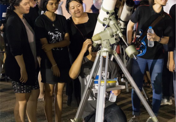 ภาพกิจกรรม ศูนย์วิทยาศาสตร์และวิทยาศาสตร์ประยุกต์ จัดกิจกรรมบริการวิชาการชมปรากฏการณ์ Super full moon ขึ้น