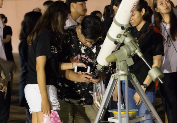 ภาพกิจกรรม ศูนย์วิทยาศาสตร์และวิทยาศาสตร์ประยุกต์ จัดกิจกรรมบริการวิชาการชมปรากฏการณ์ Super full moon ขึ้น