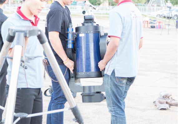 ภาพกิจกรรม ศูนย์วิทยาศาสตร์และวิทยาศาสตร์ประยุกต์ จัดกิจกรรมบริการวิชาการชมปรากฏการณ์ Super full moon ขึ้น