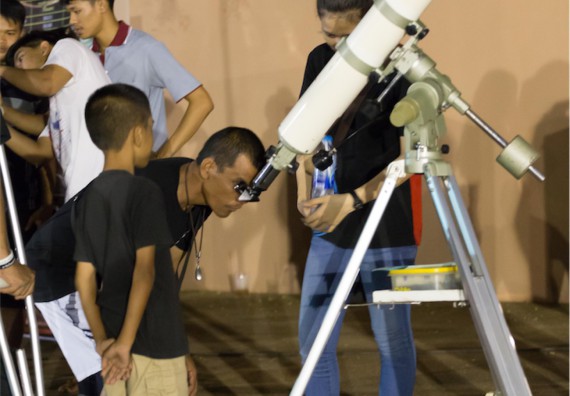 ภาพกิจกรรม ศูนย์วิทยาศาสตร์และวิทยาศาสตร์ประยุกต์ จัดกิจกรรมบริการวิชาการชมปรากฏการณ์ Super full moon ขึ้น