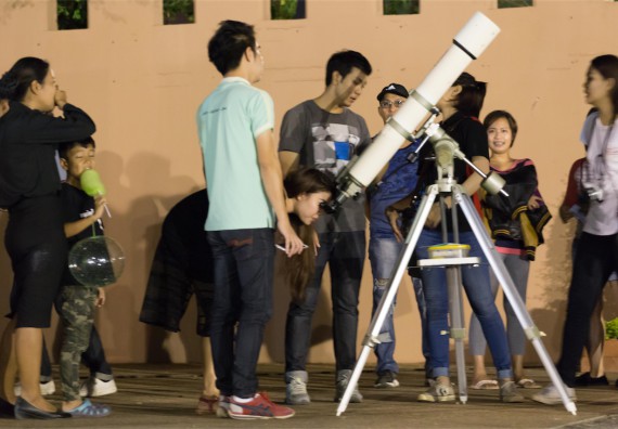 ภาพกิจกรรม ศูนย์วิทยาศาสตร์และวิทยาศาสตร์ประยุกต์ จัดกิจกรรมบริการวิชาการชมปรากฏการณ์ Super full moon ขึ้น