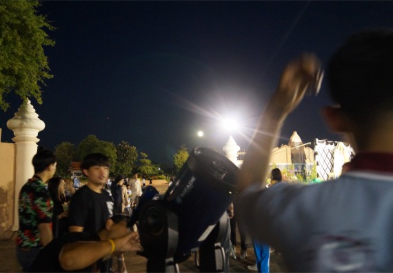 ภาพกิจกรรม ศูนย์วิทยาศาสตร์และวิทยาศาสตร์ประยุกต์ จัดกิจกรรมบริการวิชาการชมปรากฏการณ์ Super full moon ขึ้น