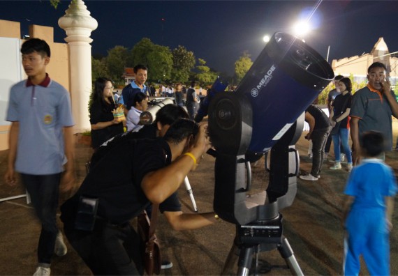 ภาพกิจกรรม ศูนย์วิทยาศาสตร์และวิทยาศาสตร์ประยุกต์ จัดกิจกรรมบริการวิชาการชมปรากฏการณ์ Super full moon ขึ้น