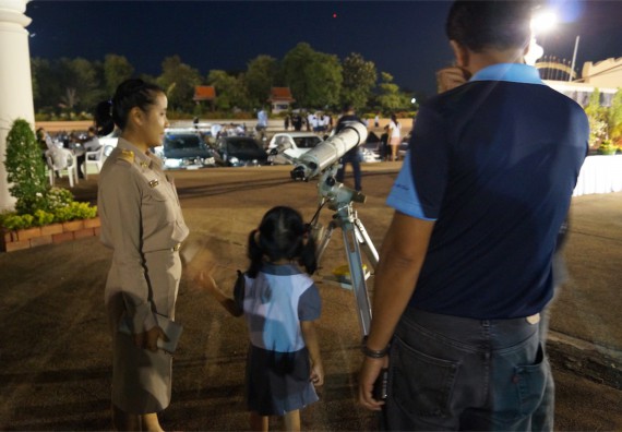 ภาพกิจกรรม ศูนย์วิทยาศาสตร์และวิทยาศาสตร์ประยุกต์ จัดกิจกรรมบริการวิชาการชมปรากฏการณ์ Super full moon ขึ้น