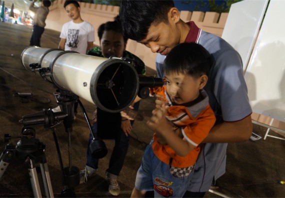ภาพกิจกรรม ศูนย์วิทยาศาสตร์และวิทยาศาสตร์ประยุกต์ จัดกิจกรรมบริการวิชาการชมปรากฏการณ์ Super full moon ขึ้น