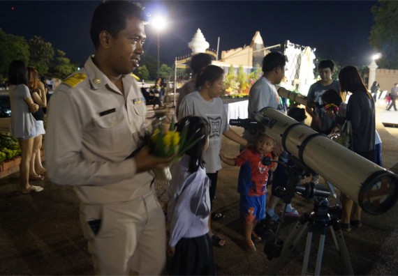 ภาพกิจกรรม ศูนย์วิทยาศาสตร์และวิทยาศาสตร์ประยุกต์ จัดกิจกรรมบริการวิชาการชมปรากฏการณ์ Super full moon ขึ้น