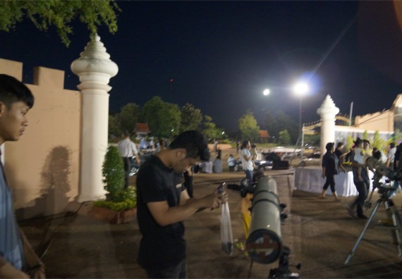 ภาพกิจกรรม ศูนย์วิทยาศาสตร์และวิทยาศาสตร์ประยุกต์ จัดกิจกรรมบริการวิชาการชมปรากฏการณ์ Super full moon ขึ้น