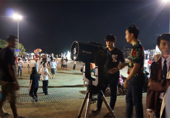 ภาพกิจกรรม ศูนย์วิทยาศาสตร์และวิทยาศาสตร์ประยุกต์ จัดกิจกรรมบริการวิชาการชมปรากฏการณ์ Super full moon ขึ้น